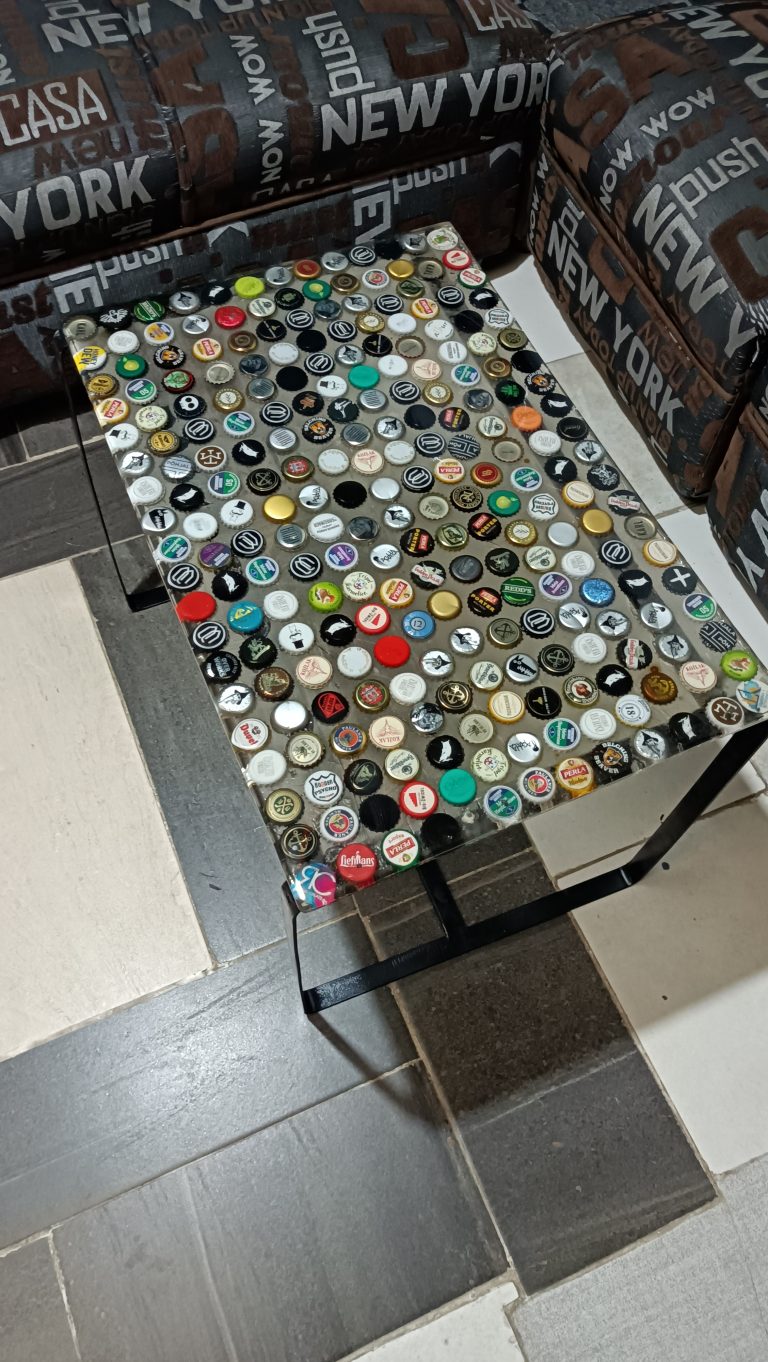 Mesa con corcholatas encapsuladas en resina epóxica