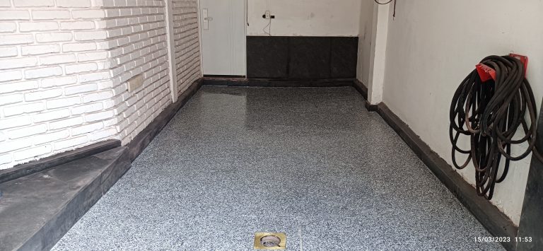Piso de garaje con acabado de resina epóxica en hojuelas