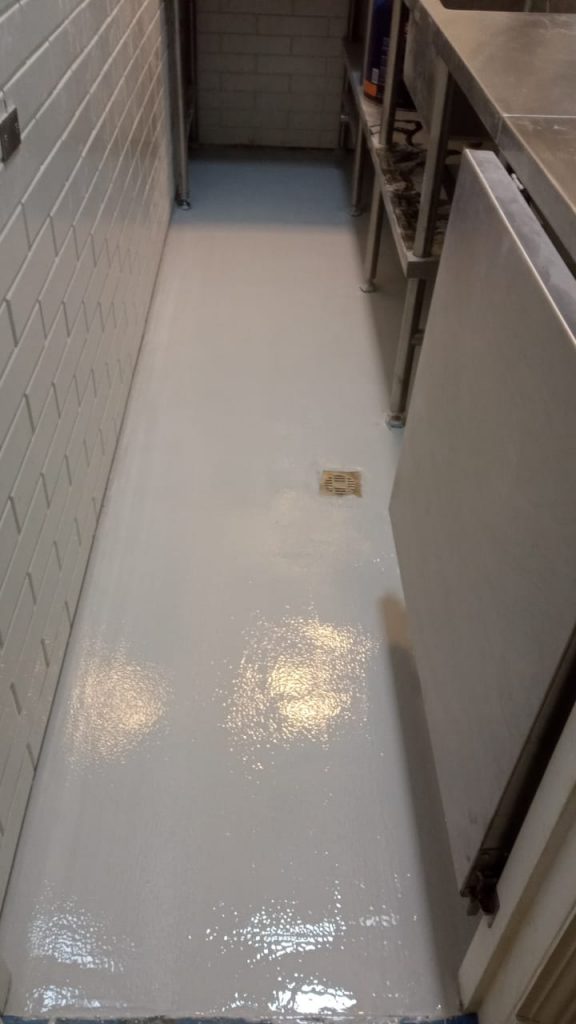 Piso de cocina terminado con resina epóxica