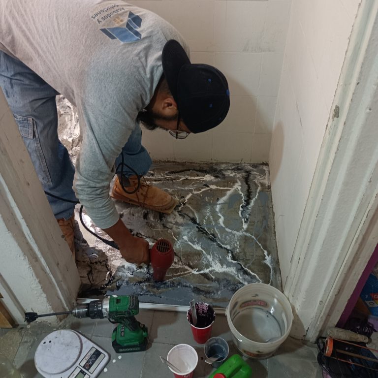 Piso de baño terminado con acabado de resina epóxica estilo marmoleado