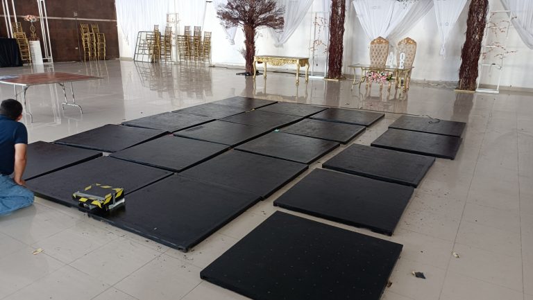 Inicio de la aplicación de resina epóxica en una pista de baile