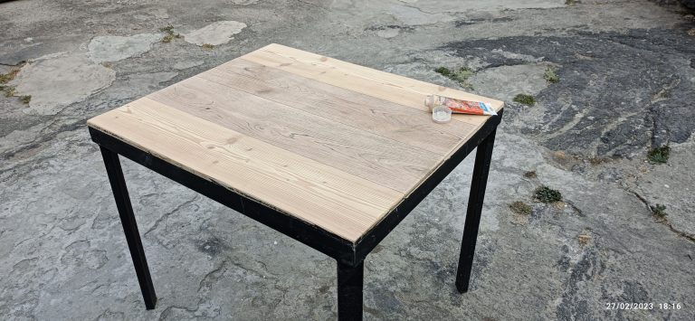 Mesa de madera antes de aplicarle resina epóxica