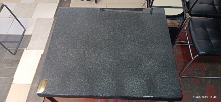 La misma mesa después de aplicarle resina epóxica, con acabado terminado