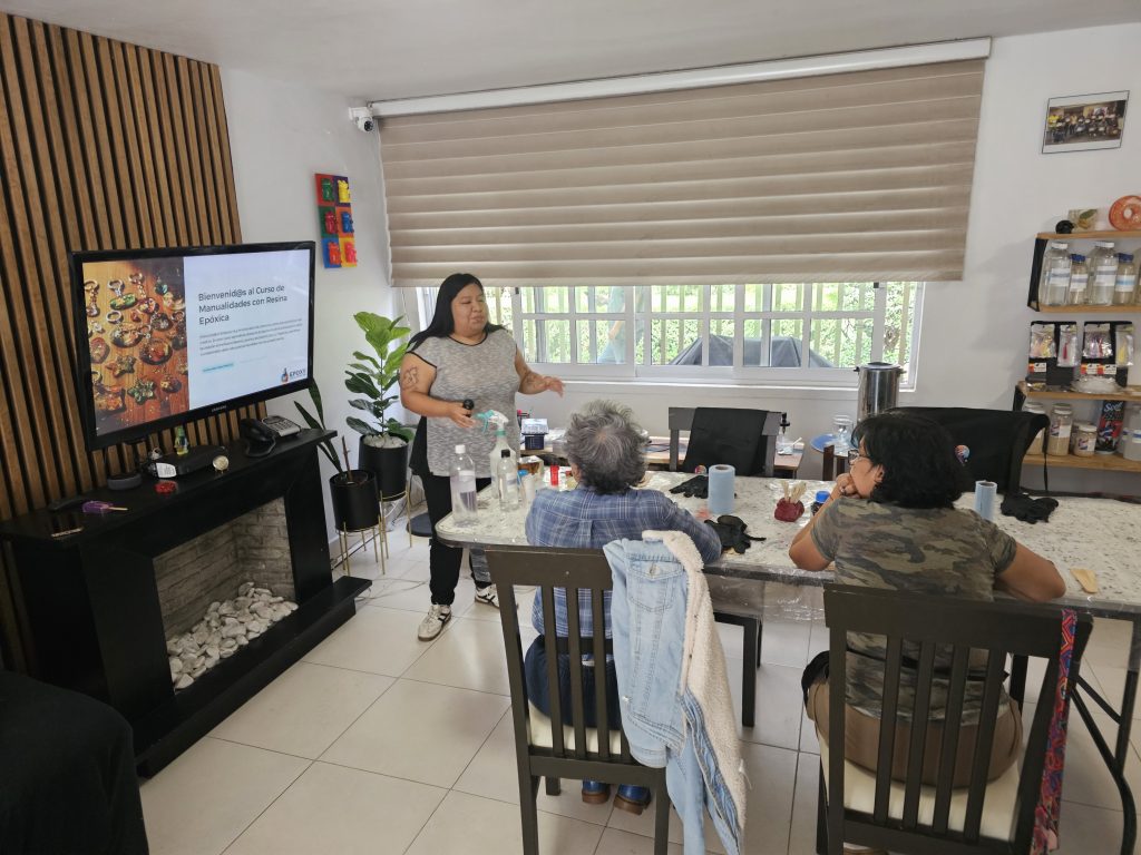 Clase presencial de resina epóxica en CDMX con instructora y alumnos trabajando